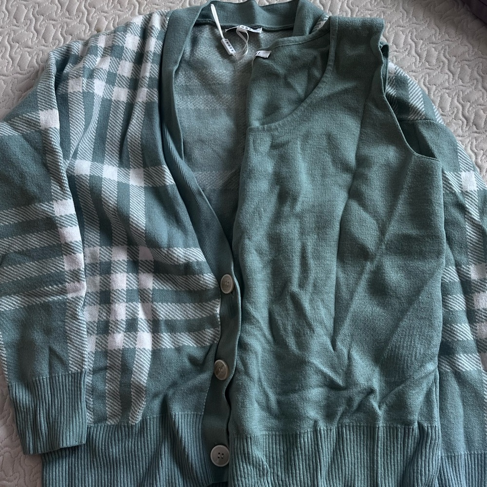 Sioni Green and White Cardigan Sweater